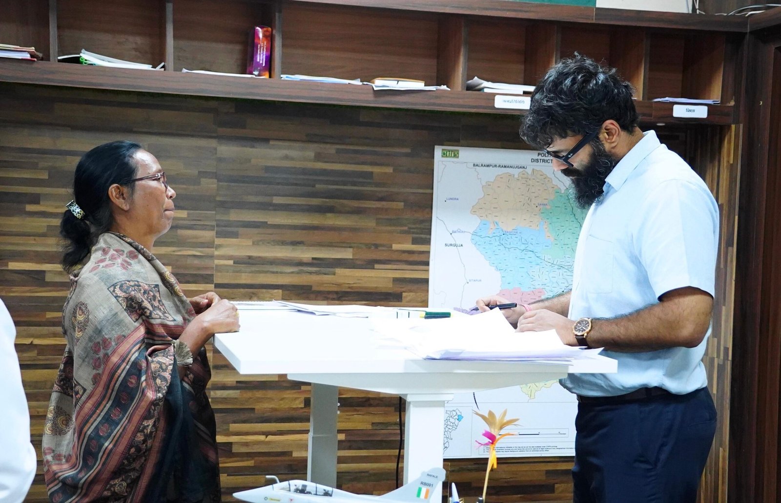 कलेक्टर रोहित व्यास ने जनदर्शन में सुनी आमजन की समस्याएं