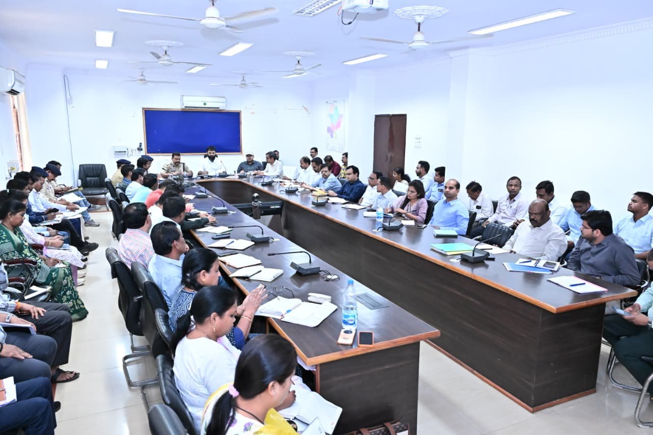 कलेक्टर  रोहित व्यास की अध्यक्षता में जिला स्तरीय सड़क सुरक्षा समिति की बैठक संपन्न फिटनेस व जरूरी दस्तावेजों के बिना चल रहे व्यावसायिक वाहनों पर सख्त कार्रवाई के निर्देश बिना लाइसेंस वाहन से स्कूल आने वाले छात्रों के मामले में प्राचार्यों पर होगी कार्यवाही