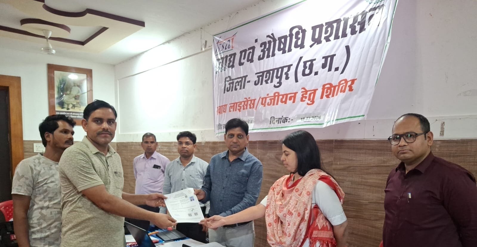 खाद्य कारोबार कर्ताओं के खाद्य अनुज्ञप्ति व पंजीयन हेतु कांसाबेल में हुआ शिविर का आयोजन 08 खाद्य लाइसेंस व पंजीयन मौके पर ही जारी करते हुए संबंधित खाद्य कारोबार कर्ताओं को प्रदान की गई उसकी कॉपी