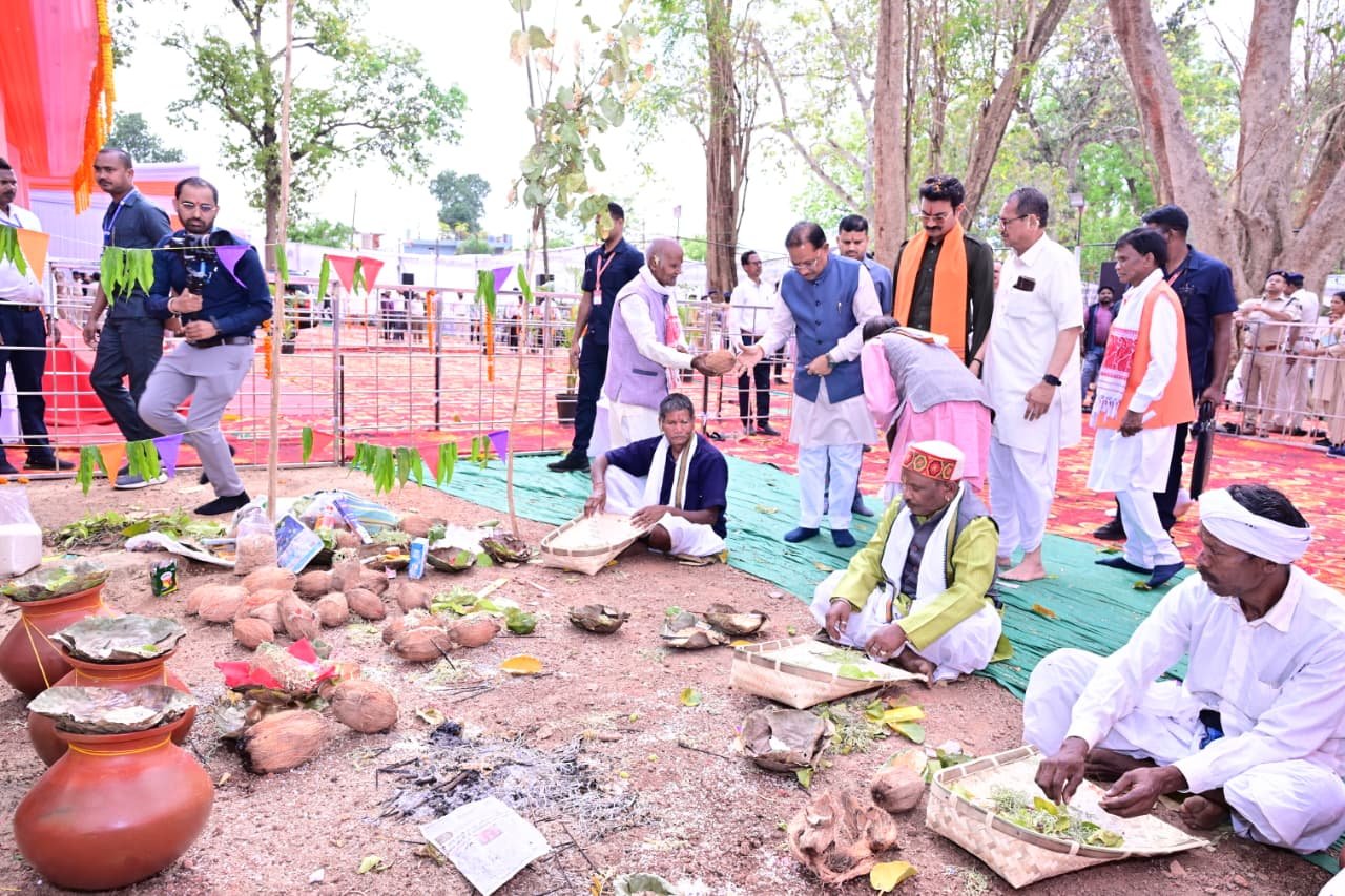 सरहुल उत्सव जनजाति संस्कृति की विशिष्ट धरोहर, इन्हें संजो कर रखना हमारा कर्तव्य – मुख्यमंत्री श्री साय जशपुर के दीपू बगान में सरहुल महोत्सव में उमड़ा जनसैलाब मुख्यमंत्री ने कार्यक्रम में शामिल होकर विधि विधान से की पूजा-अर्चना, जनजातीय संस्कृति संरक्षण का दिया संदेश