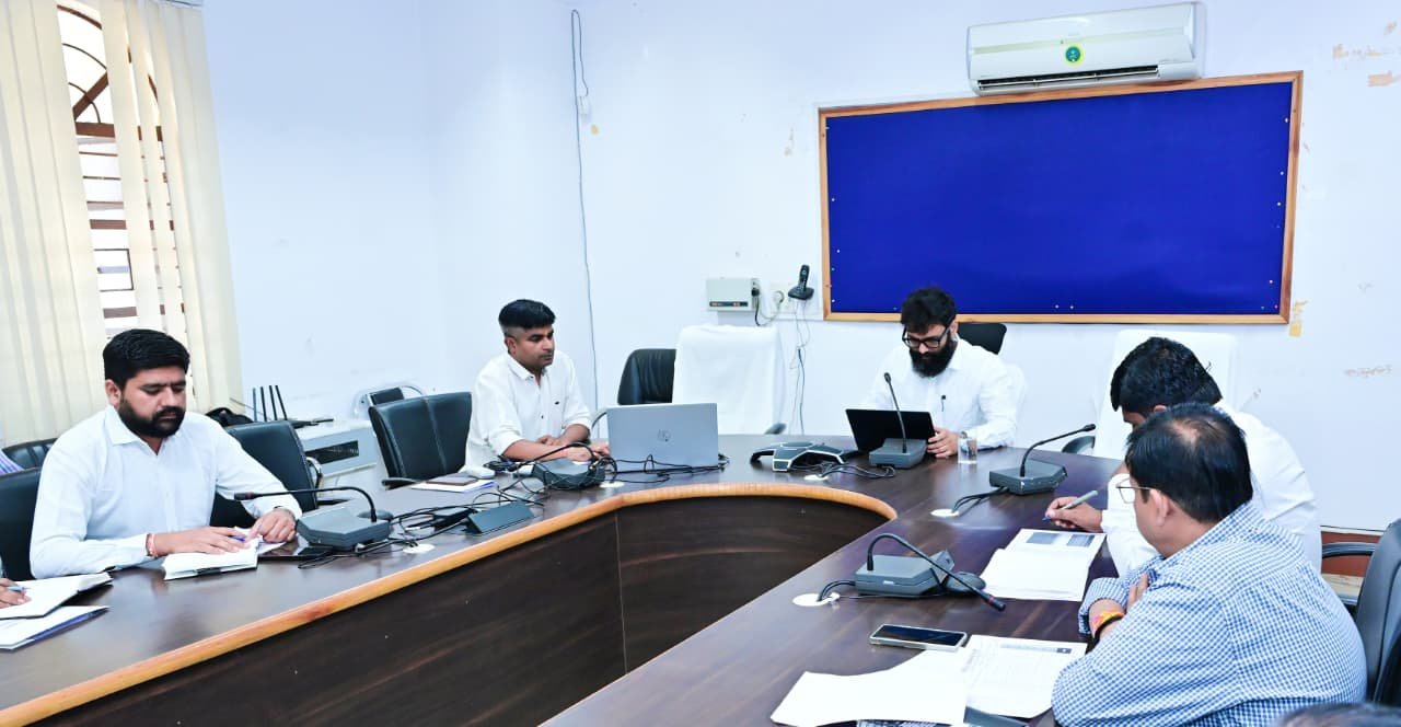 कलेक्टर  रोहित व्यास ने ग्राम पंचायतों में संचालित विकास योजनाओं की समीक्षा की पारदर्शिता के साथ समय पर खाद्य वितरण सुनिश्चित करने के निर्देश  बच्चों के डिजिटल शैक्षणिक रिकॉर्ड हेतु अपार आईडी अनिवार्य रूप से बनाने को कहा