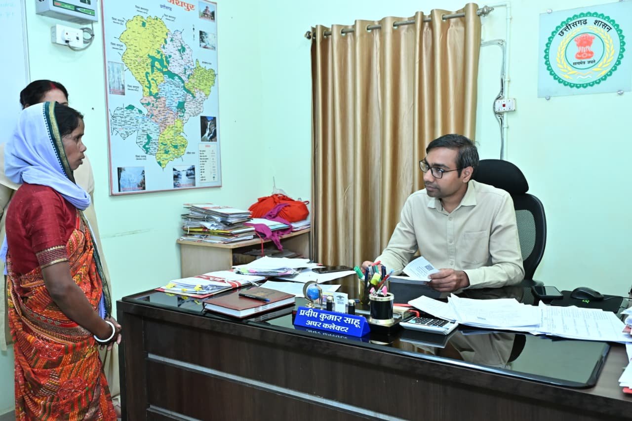 अपर कलेक्टर प्रदीप साहू ने जनदर्शन में सुनी आमजन की समस्याएं