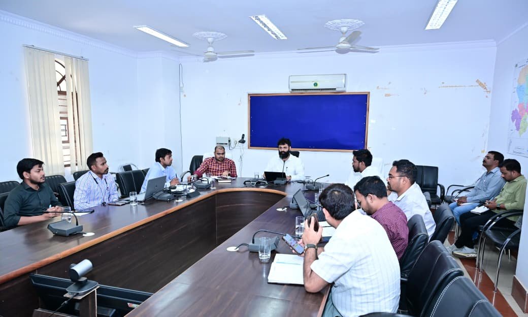 कलेक्टर  रोहित व्यास ने राजस्व विभाग की समीक्षा बैठक ली राजस्व प्रकरणों का शत-प्रतिशत निराकरण समय सीमा में सुनिश्चित करने के दिए निर्देश जनगणना का कार्य सावधानी, सटीकता और जिम्मेदारी के साथ पूरा करने को कहा