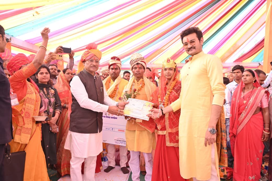 रणजीता स्टेडियम में 240 जोड़ों का सामूहिक विवाह हुआ सम्पन्न मुख्यमंत्री  विष्णुदेव साय ने कार्यक्रम में शामिल होकर नवजोड़ो को दिया आशीर्वाद मुख्यमंत्री कन्या विवाह योजना के तहत प्रति जोड़ा 50 हजार रुपए की सहायता