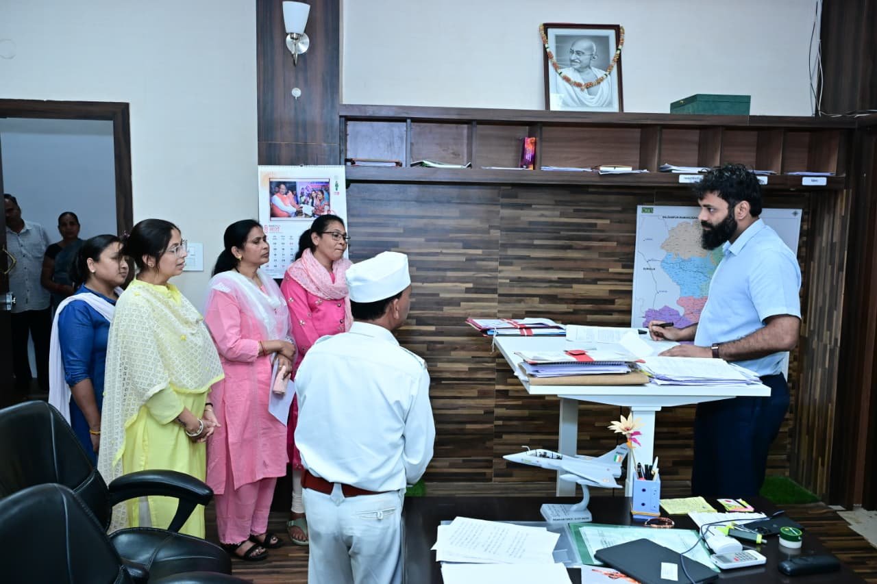 कलेक्टर  रोहित व्यास ने जनदर्शन में सुनी आमजन की समस्याएं अधिकारियों को समयबद्ध एवं पारदर्शी निराकरण के दिए निर्देश