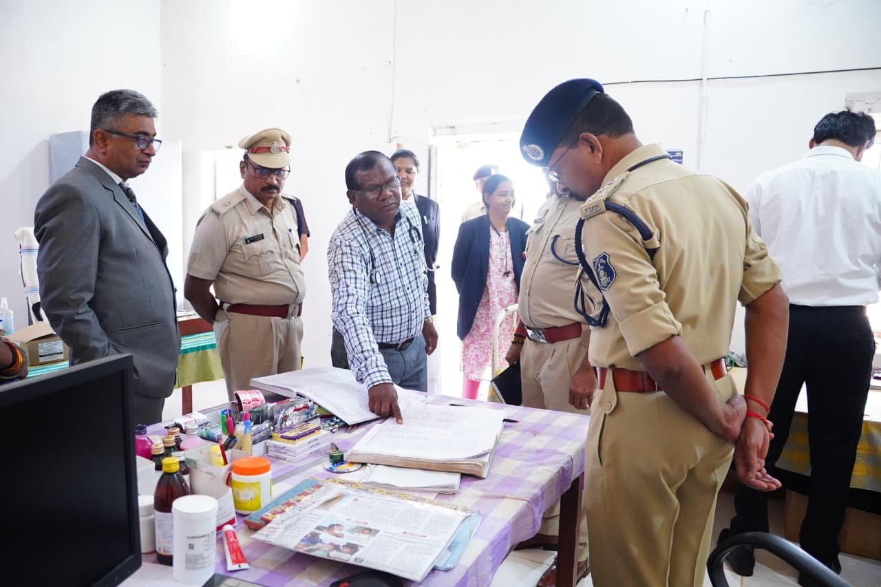 जिला जेल जशपुर का किया गया आकस्मिक निरीक्षण न्यायिक व प्रशासनिक अधिकारियों ने व्यवस्थाओं का लिया जायजा