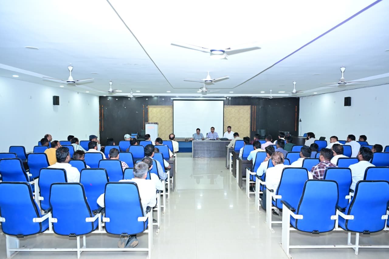 अपर कलेक्टर ने गैस एजेंसी और पेट्रोल पंप संचालकों ली बैठक गैस एजेंसी संचालकों को गोदाम के बाहर और दुकान में सीसीटीवी कैमरे लगाने के दिए निर्देश हेल्पलाइन नंबर दुकान को दुकान के बाहर अनिवार्य रूप से प्रदर्शित करे