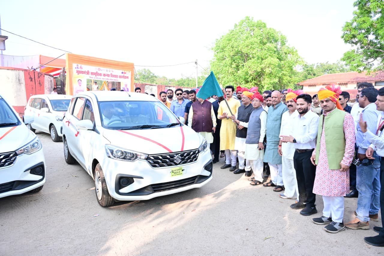 मुख्यमंत्री श्री साय ने 4 शासकीय वाहनों को दिखाई हरी झंडी राजस्व विभाग को मिले नए वाहन, प्रशासनिक कार्यों में आएगी तेजी और सहूलियत