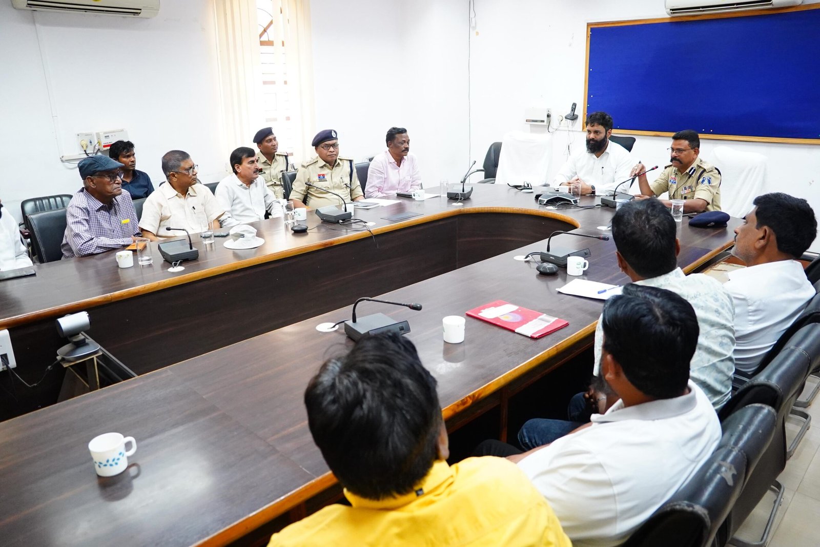 लापरवाही और नियम उल्लंघन पर संबंधित बस ऑपरेटरों के विरुद्ध होगी कार्रवाई रू कलेक्टर  रोहित व्यास चालकों-कर्मचारियों का पुलिस चरित्र सत्यापन और  मेडिकल परीक्षण अनिवार्य रूप से कराने दिए निर्देश कलेक्टर ने जिले में संचालित समस्त निजी बस ऑपरेटरों की बैठक लेकर बस संचालन व्यवस्था की समीक्षा