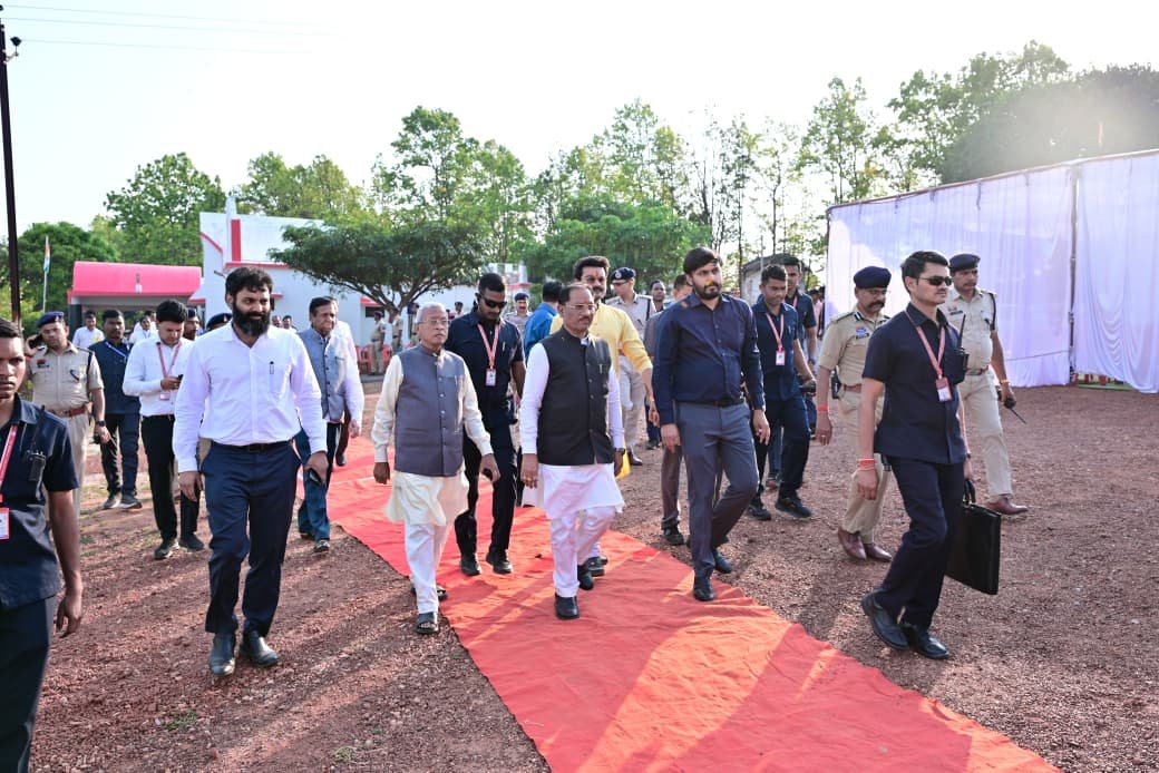 मुख्यमंत्री श्री साय ने जशपुर सर्किट हाउस में मातृत्व वन का किया लोकार्पण एक पेड़ माँ के नाम अभियान से जुड़ा जनभावना और पर्यावरण संरक्षण का संदेश लगभग 2 एकड़ क्षेत्र में 400 से अधिक पौधे रोपित