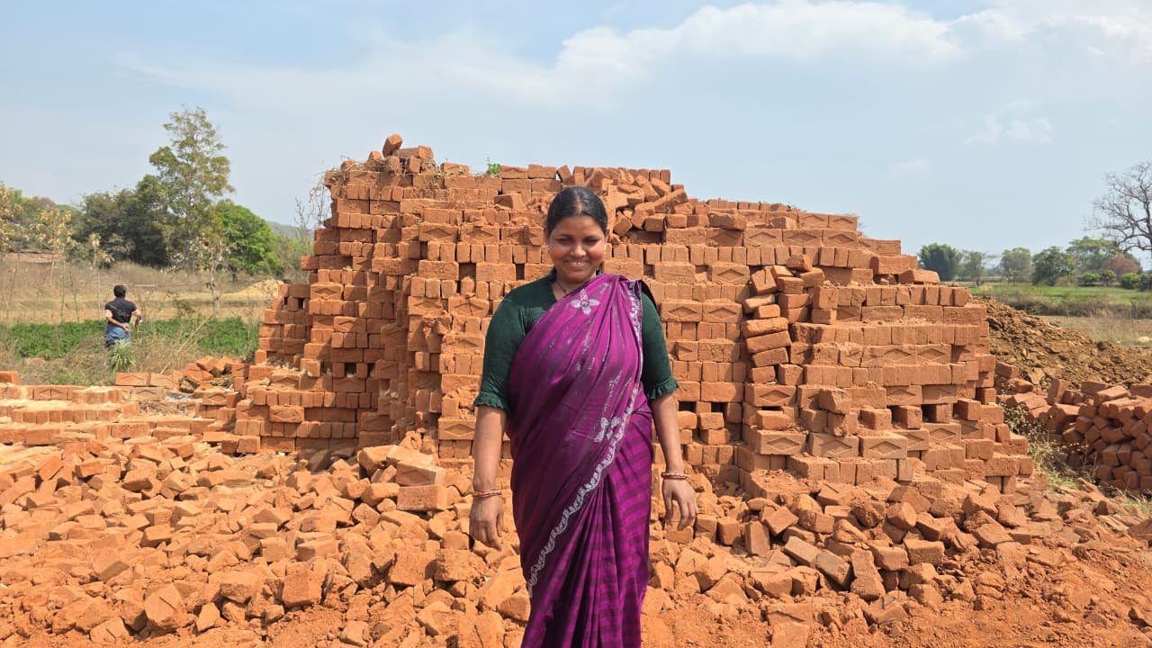 बिहान योजना ने जगपति के जीवन में लाया बदलाव, ईंट निर्माण इकाई से बनीं ‘लखपति दीदी’