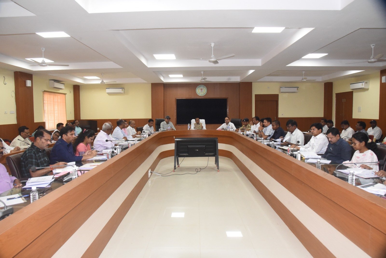 कलेक्टर अजीत वसंत ने ली साप्ताहिक समय सीमा की बैठक अवैध रूप से संचालित ईंट भट्टों, रेत खनन सहित अन्य खनन पर करें आवश्यक कार्रवाई- कलेक्टर श्री वसंत सीएम जनदर्शन एवं पीजी पोर्टल के आवेदनों को शत-प्रतिशत निराकृत करने के दिए निर्देश विगत बैठकों एवं निरीक्षणों में दिए गए निर्देशों के क्रियान्वयन एवं प्रगति की हुई विस्तृत समीक्षा, गम्भीरतापूर्वक समय-सीमा में निराकरण के दिए निर्देश