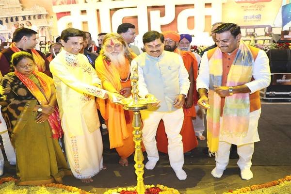 कवि सम्मेलन हमारी समृद्ध काव्य परम्पराओं के हैंसजीव संवाहक : मुख्यमंत्री डॉ. यादव