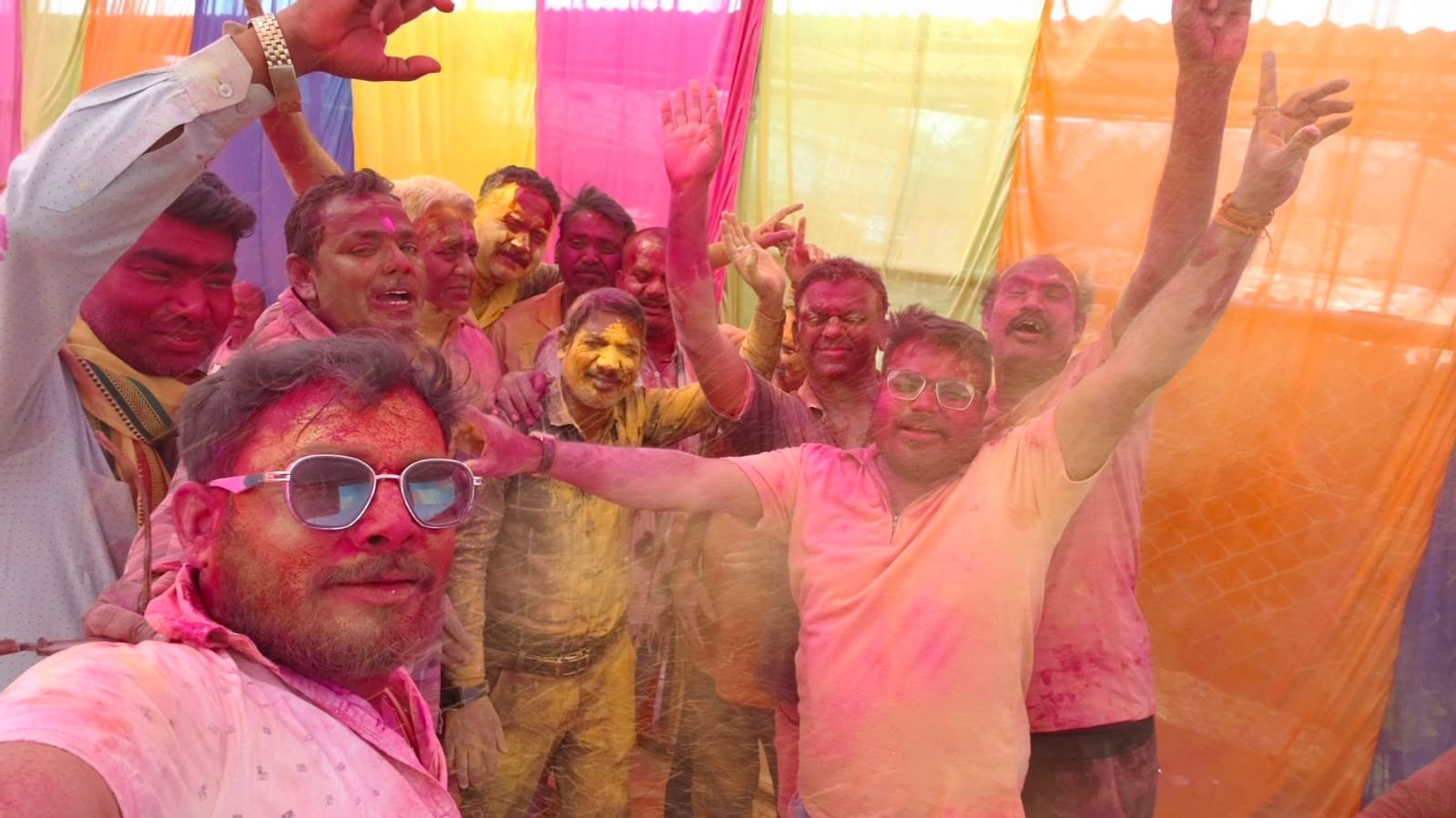 बिल्डिंग मटेरियल सप्लायरों ने मनाई होली