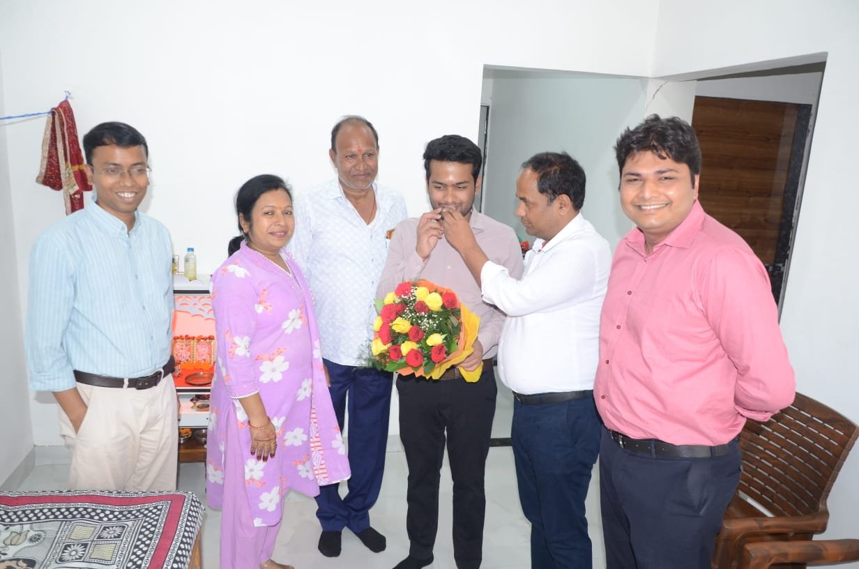 यूपीएससी सलेक्टेड रौनक के निवास पहुंचे जिले के तीनों आईएएस