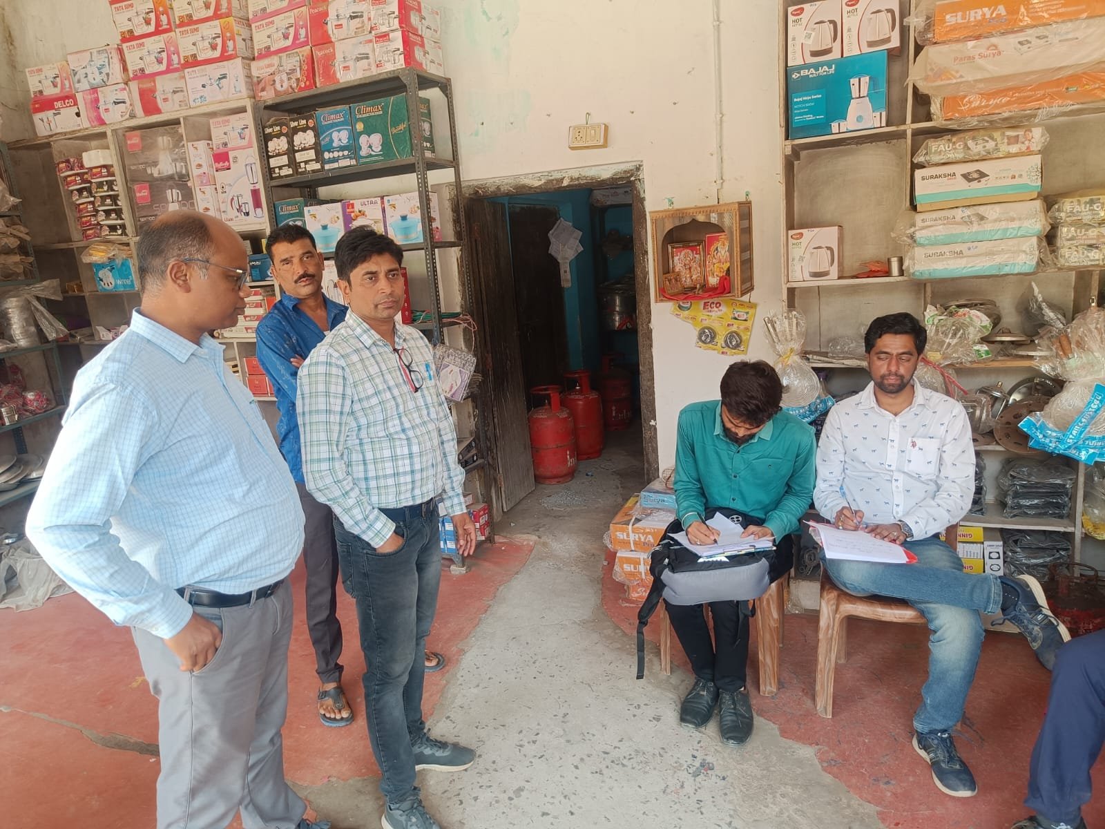 सरगुजा में घरेलू गैस सिलेंडरों के अवैध भण्डारण पर कार्रवाई, 9 सिलेंडर जब्त जिले में घरेलू गैस की पर्याप्त उपलब्धता, सभी एजेंसियों में पर्याप्त स्टॉक – कलेक्टर श्री वसंत