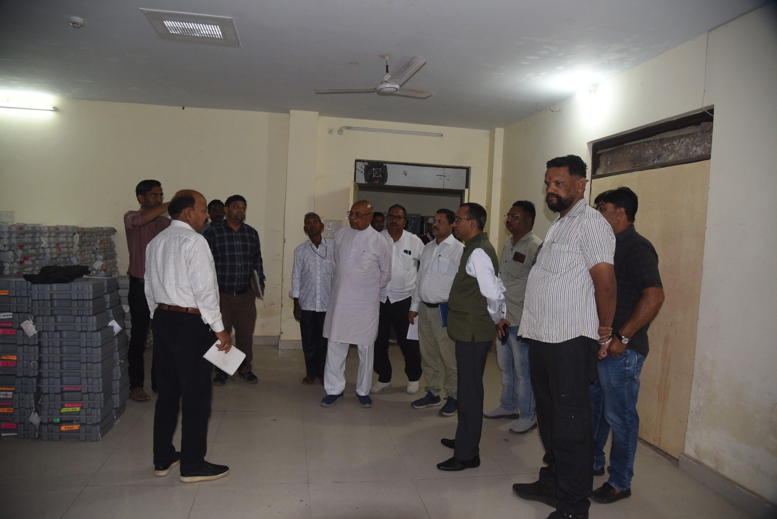 जिला निर्वाचन अधिकारी एवं राजनीतिक दलों के प्रतिनिधियों ने ईवीएम स्ट्रांग रूम का किया निरीक्षण