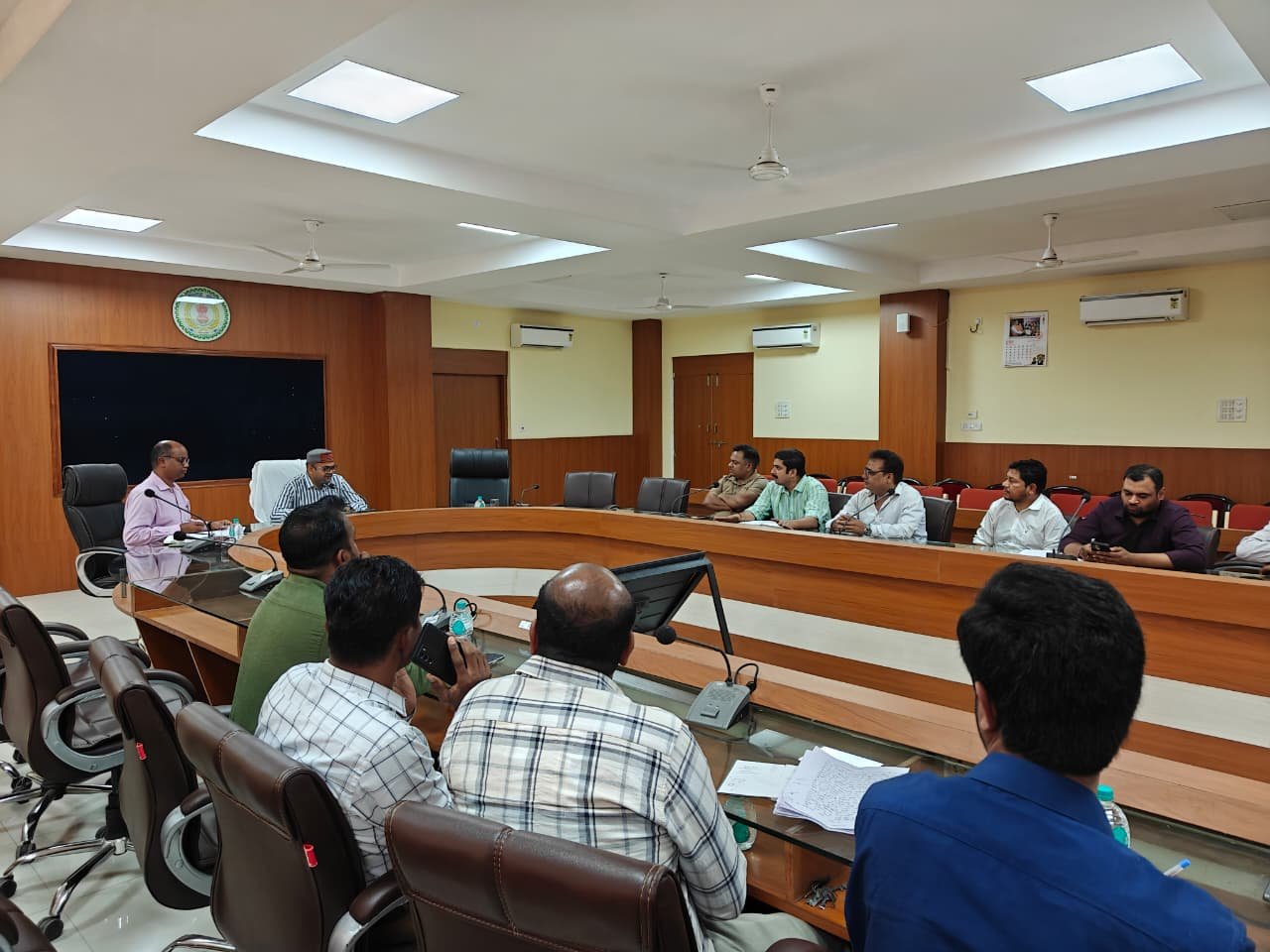 अपर कलेक्टर ने ली गैस एजेंसी संचालकों की बैठक, सुव्यवस्थित आपूर्ति सुनिश्चित करने के दिए निर्देश निर्धारित समयावधि के बाद ही कराएं अगली रिफिल बुकिंग- अपर कलेक्टर घरेलू सिलेंडरों के अवैध व्यावसायिक उपयोग पर होगी सख्त कार्रवाई