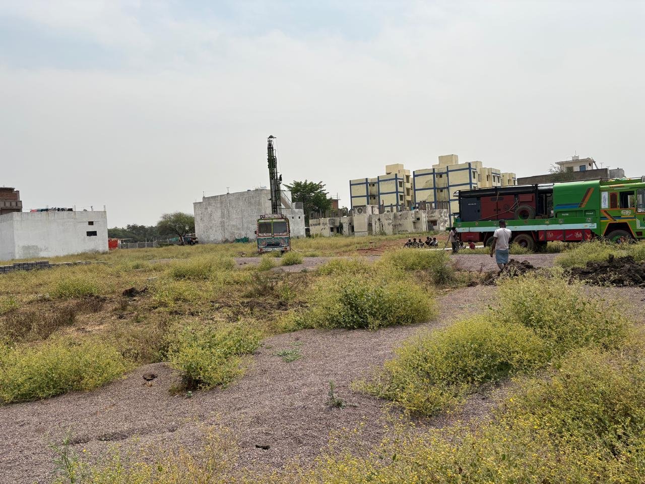 कलेक्टर डॉ. गौरव सिंह के निर्देश पर अवैध निर्माण व प्लॉटिंग पर कार्रवाई : ग्राम परसुलीडीह में बोरिंग करते पाए जाने पर मशीनें जब्त