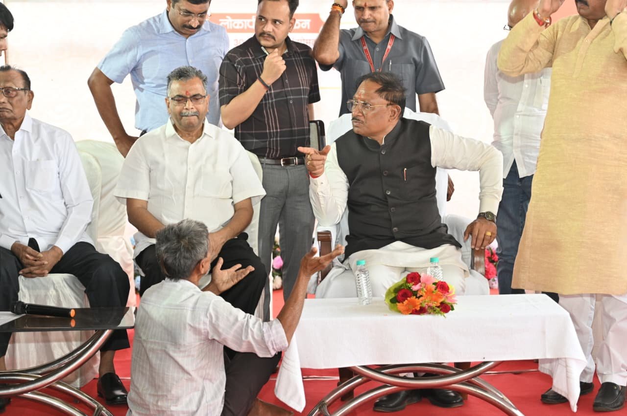 मुख्यमंत्री की दिखी संवेदनशीलता   दिव्यांग चंदूलाल से सुरक्षा घेरे हटा की मुलाकात, सुनी समस्या किया समाधान   ट्राईसिकल की मांग हुई पूरी, कहा- धन्यवाद विष्णु भईया