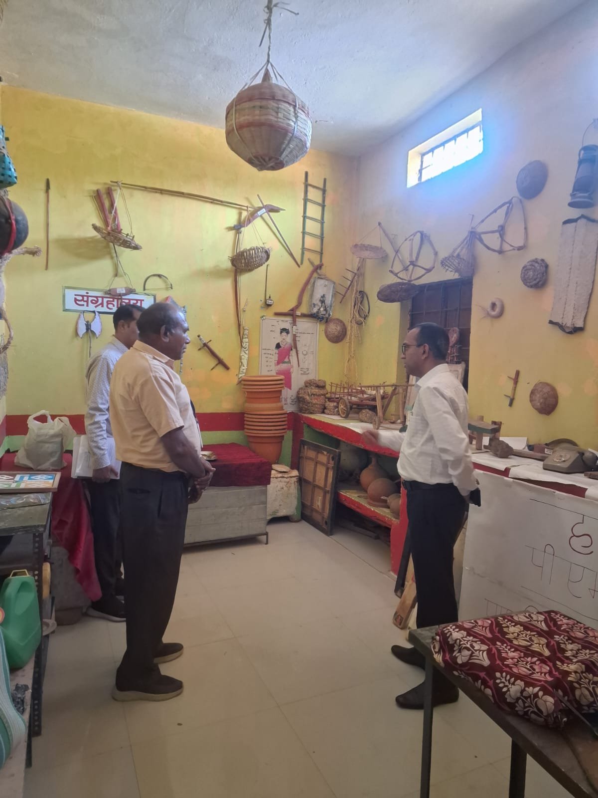 कलेक्टर  अजीत वसंत ने पीएमश्री स्कूल का किया निरीक्षण जिले में बेहतर शैक्षणिक सुधार सुनिश्चित करने पीएम सैचुरेशन बिन्दुओं पर किया अवलोकन शिक्षक विद्यार्थियों के साथ नियमित संवाद बनाए रखें, पढ़ाई में नई शिक्षण पद्धतियों के साथ ही खेल-कूद भी अपनाएं- कलेक्टर