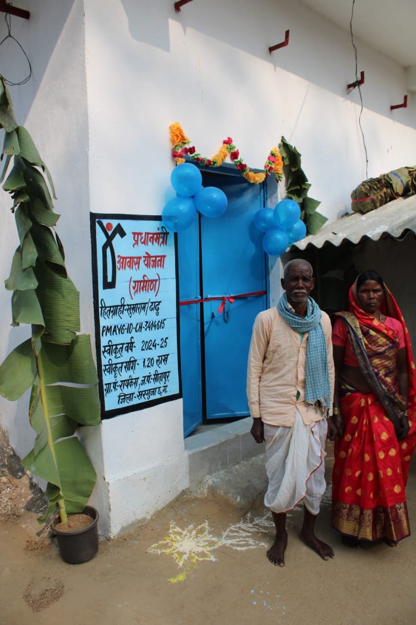 पक्के घर का सपना हुआ साकार, पीढ़ियों का ’कच्चा मकान’ छोड़ अब पक्के आवास में मुस्कुरा रहा है सुखराम का परिवार