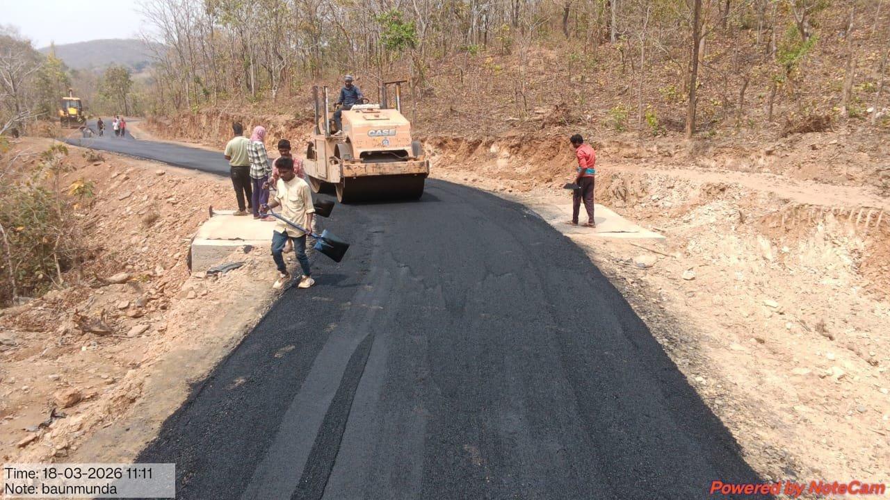 कचरे से कमाई तकः प्लास्टिक वेस्ट बना जिले में आय और इंफ्रास्ट्रक्चर का नया आधार अब प्लास्टिक वेस्ट से चमकेंगी प्रधानमंत्री ग्रामीण सड़क