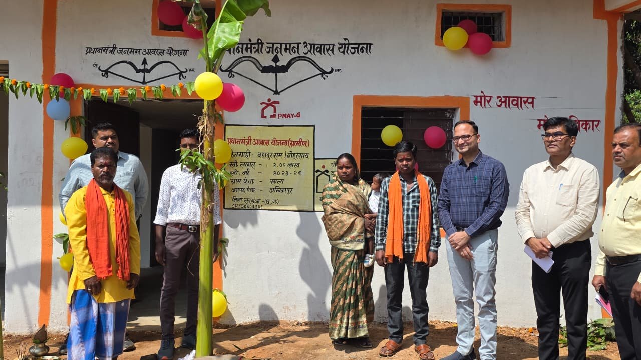 प्रधानमंत्री जनमन आवास योजनान्तर्गत बहादुर राम का पक्का मकान बनकर तैयार, चैत्र कच्चे झोपड़े की जगह अब मिला सपनों का पक्का मकान चैत्र नवरात्र के पहले दिन बहादुर राम ने पक्के मकान में किया गृह प्रवेश