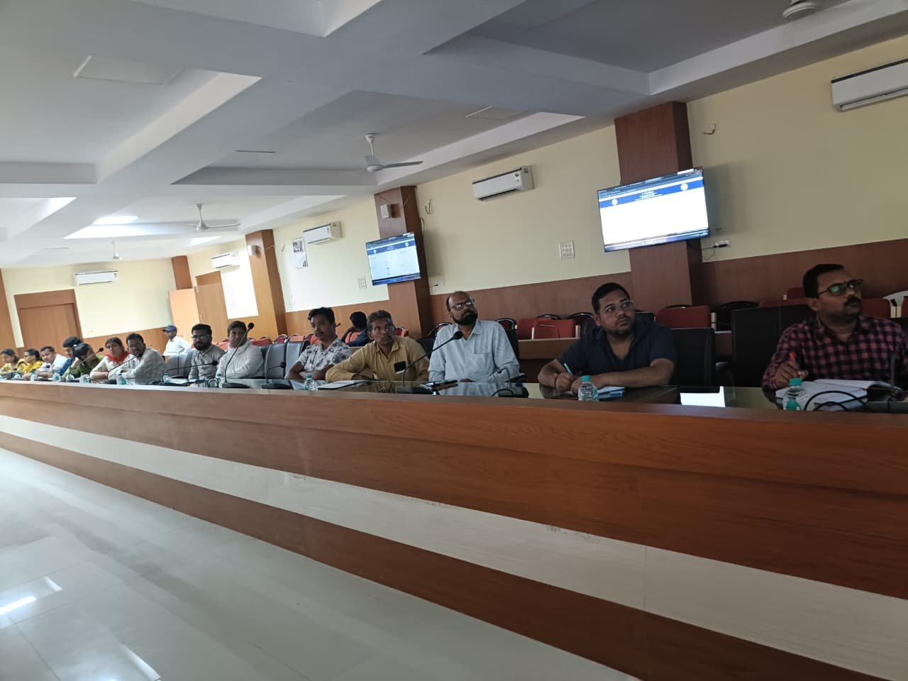 भौतिक चालान के स्थान पर अब ऑनलाइन माध्यम से जमा होंगे चालान कलेक्ट्रेट सभाकक्ष में जिले के अधिकारियों एवं कर्मचारियों को दिया गया प्रशिक्षण