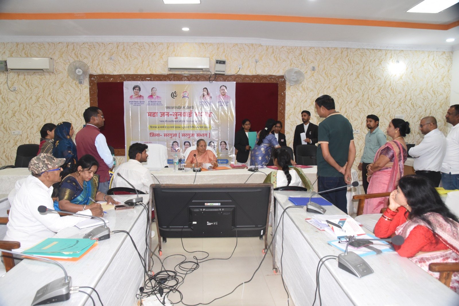 सरगुजा संभाग के 6 जिलों के 101 प्रकरणों की महा जन-सुनवाई, 30 प्रकरण नस्तीबद्ध अंतर्राष्ट्रीय महिला दिवस पर अंबिकापुर में आयोजित हुई राज्य महिला आयोग की विशेष सुनवाई