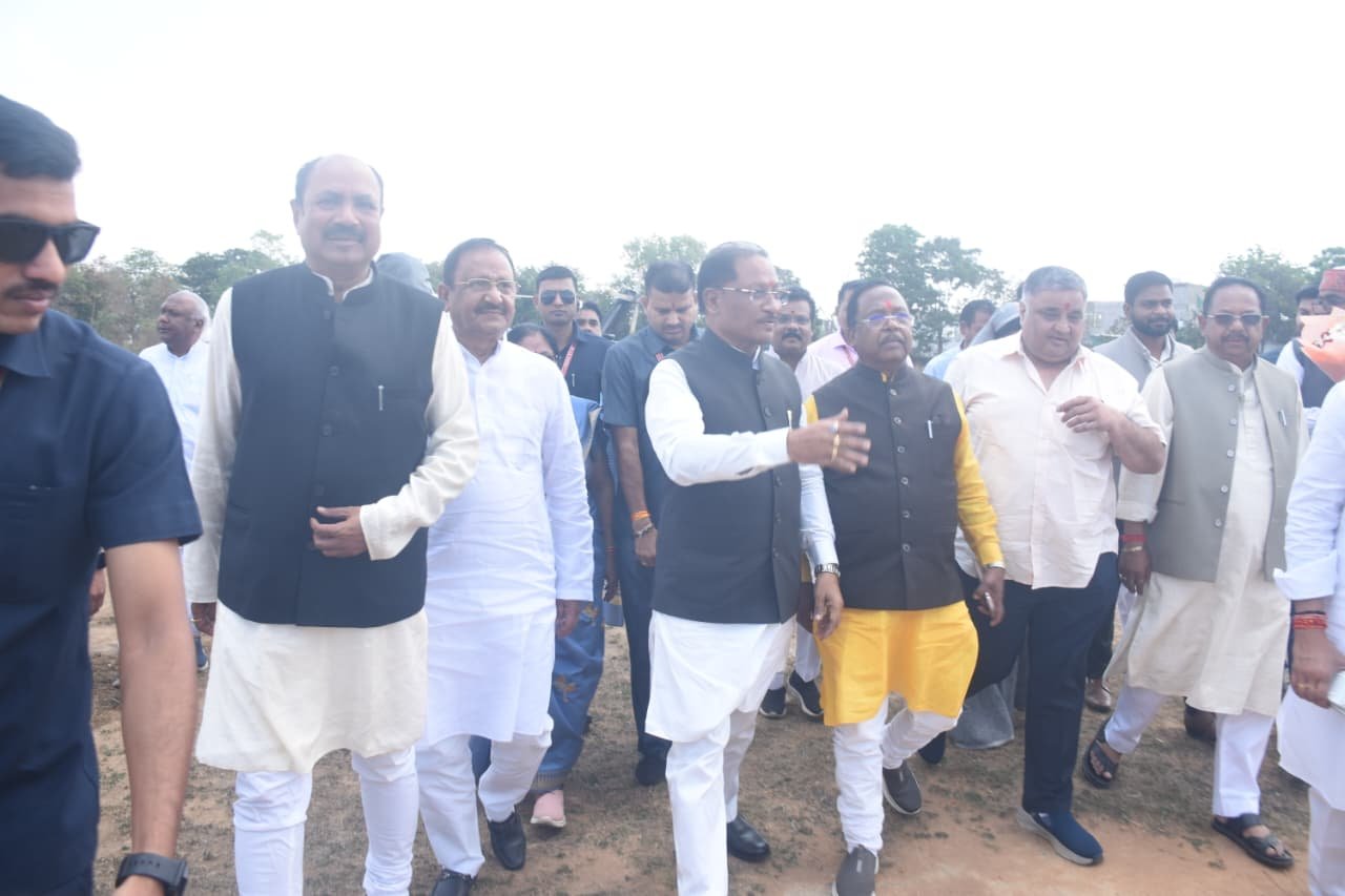 सरगुजा ओलंपिक से खिलाड़ियों को नई पहचान- मुख्यमंत्री का भरोसा, हर कदम पर सरकार साथ  विष्णु देव साय ने खिलाड़ियों को भेंट की वॉलीबॉल, कहा-’प्रतिभा को मिलेगा सही मंच और सम्मान’