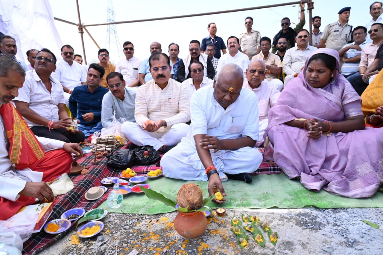 अम्बिकापुर रेलवे स्टेशन में सुविधाओं के विस्तार के लिए लगभग 10 करोड़ के विकास कार्यों का भूमिपूजन सांसद चिंतामणि महराज ने 2 नए प्लेटफार्म सहित विकास कार्यों की रखी आधारशिला