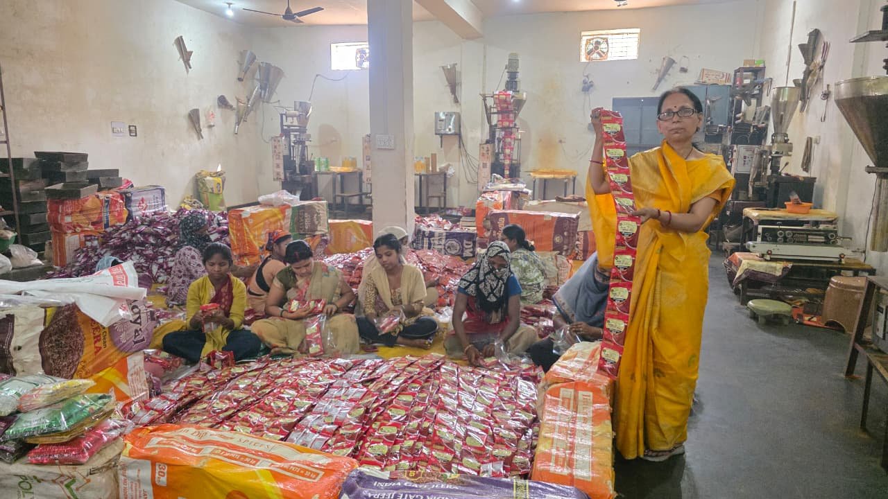 नारी शक्ति से औद्योगिक प्रगतिः पूनम जायसवाल ने 20 महिलाओं को दिया रोजगार, बनीं आत्मनिर्भरता की मिसाल किराये के भवन से शुरू हुआ सफर अब प्राइवेट लिमिटेड की ओर; शासन की उद्योग नीतियों ने दी उड़ान