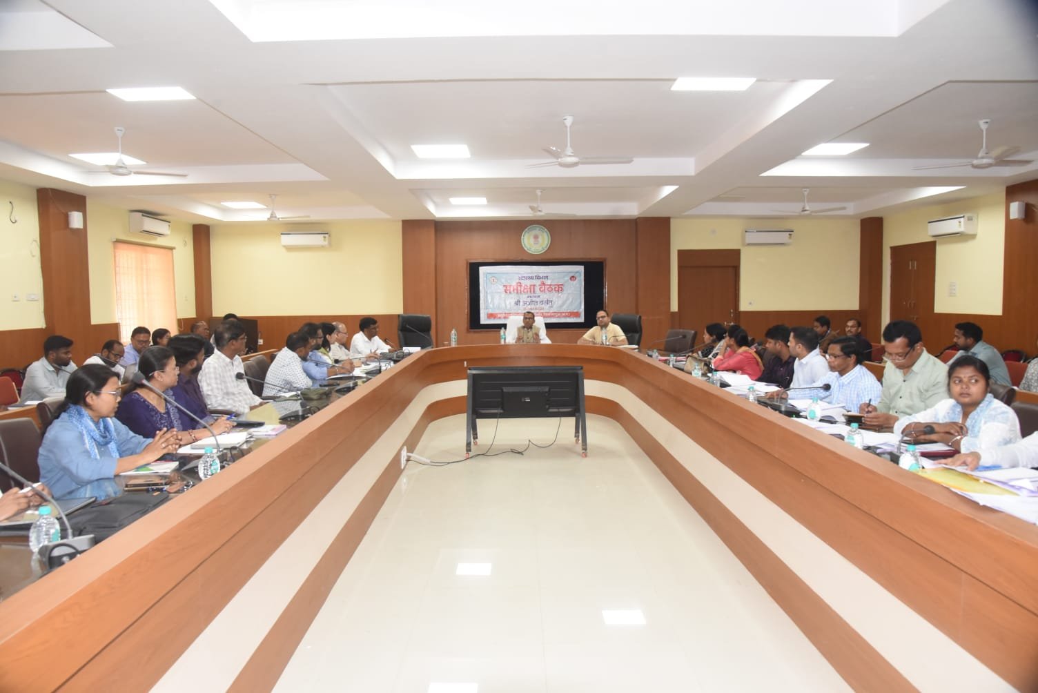 कलेक्टर   अजीत वसंत ने स्वास्थ्य विभाग की ली समीक्षा बैठक