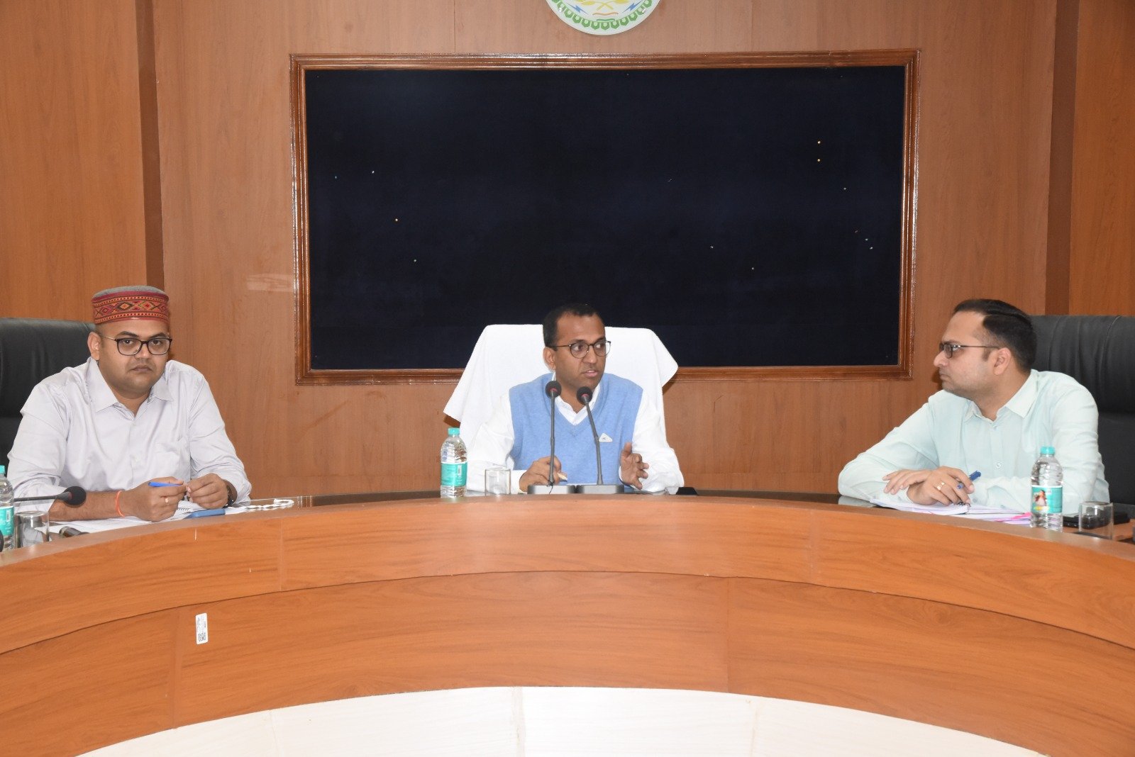 कलेक्टर अजीत वसंत ने ली साप्ताहिक समय सीमा की बैठक