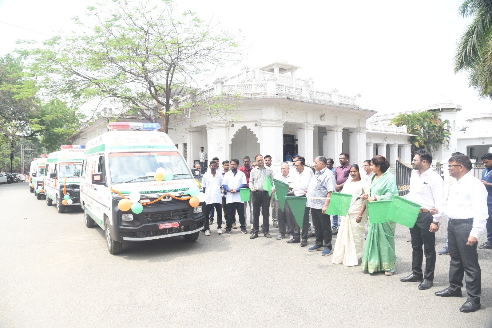 पर्यटन एवं संस्कृति मंत्री  राजेश अग्रवाल ने 13 नवीन ‘108’ एम्बुलेंस को हरी झंडी दिखाकर किया रवाना मरीजों को त्वरित स्वास्थ्य सुविधा पहुँचाना शासन की प्राथमिकताः मंत्री  अग्रवाल जिले के सभी विकासखण्डों में आपातकालीन सेवा के लिए एम्बुलेंस तैनात