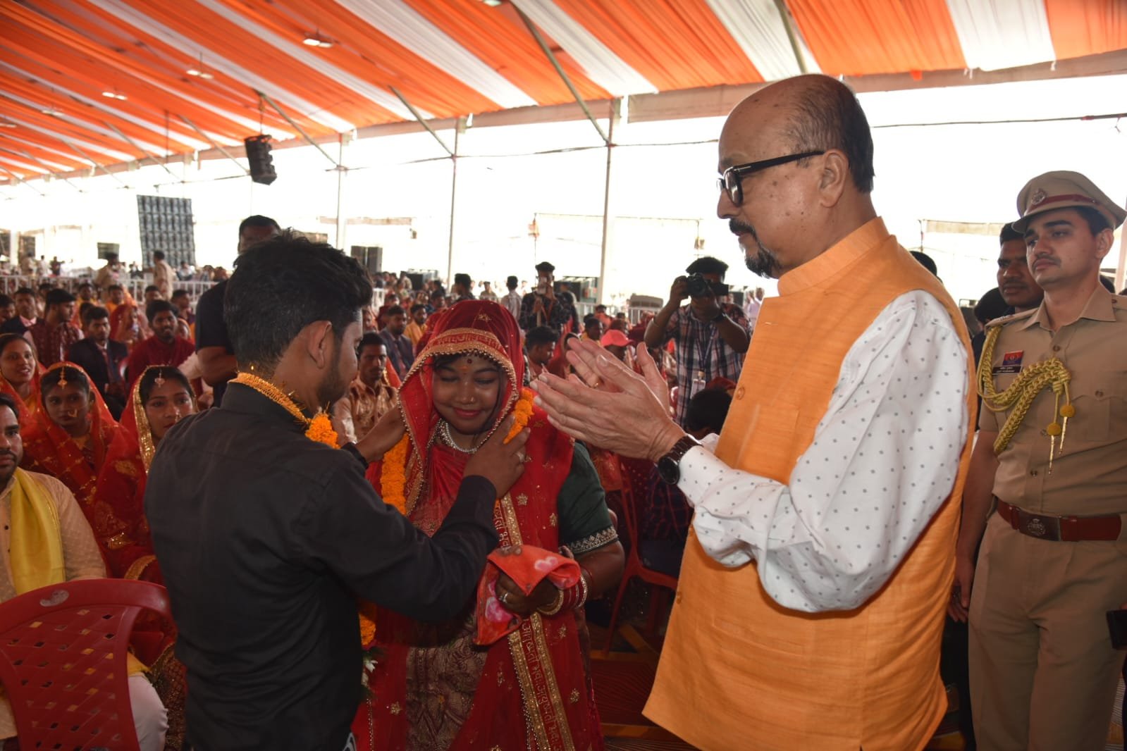 सामूहिक विवाह कार्यक्रम में शामिल हुए राज्यपाल नवविवाहित जोड़ों को दिया आशीर्वाद