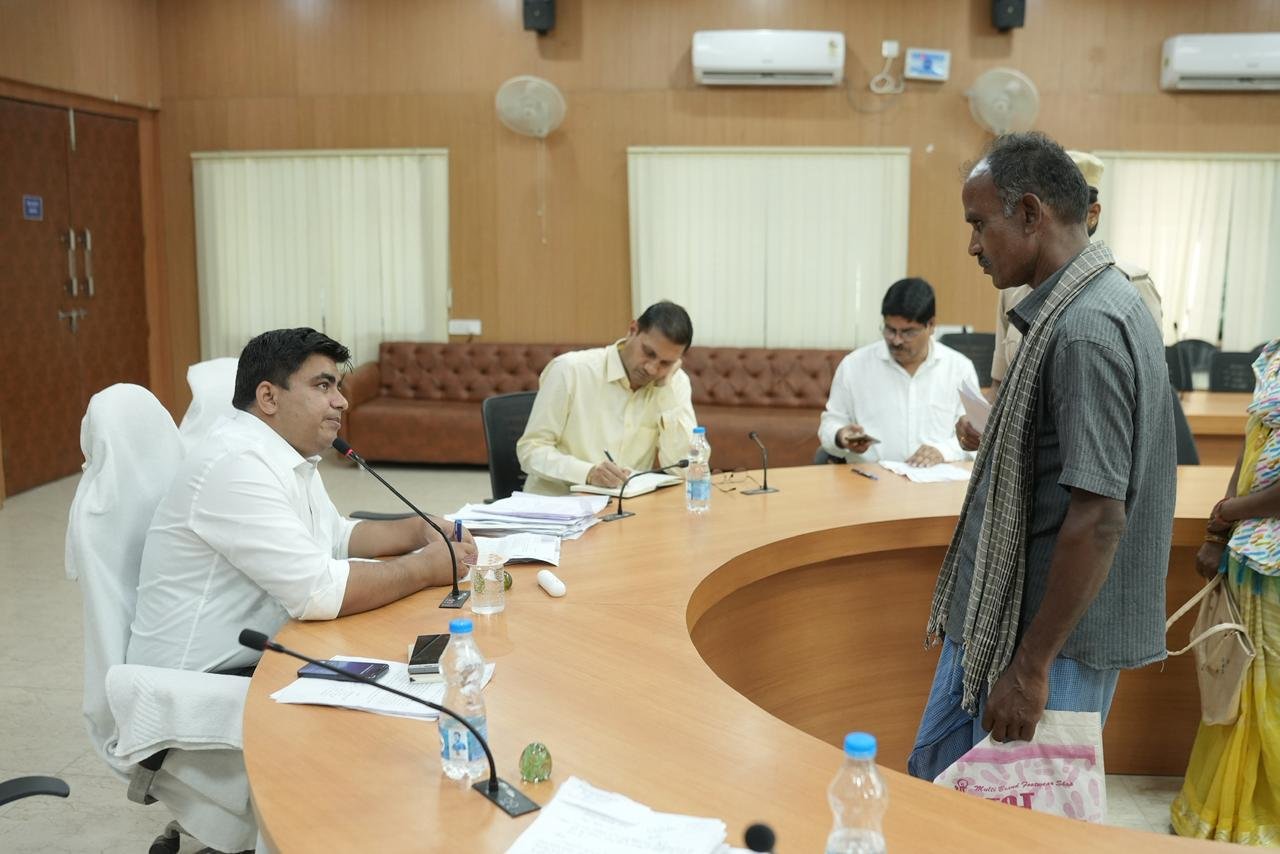 जनदर्शन में कलेक्टर ने सुनी आमजनों की समस्याएं, त्वरित निराकरण के दिए निर्देश कलेक्टर की संवेदनशील पहलः दिव्यांग बालक को तत्काल व्हील चेयर कराया गया उपलब्ध शिविर के माध्यम से आमजनों को बिजली बिल सुधार की समस्याओं से राहत दिलाने के निर्देश ’राशन वितरण में अनियमितता पर सख्त कार्रवाई करने के दिए निर्देश