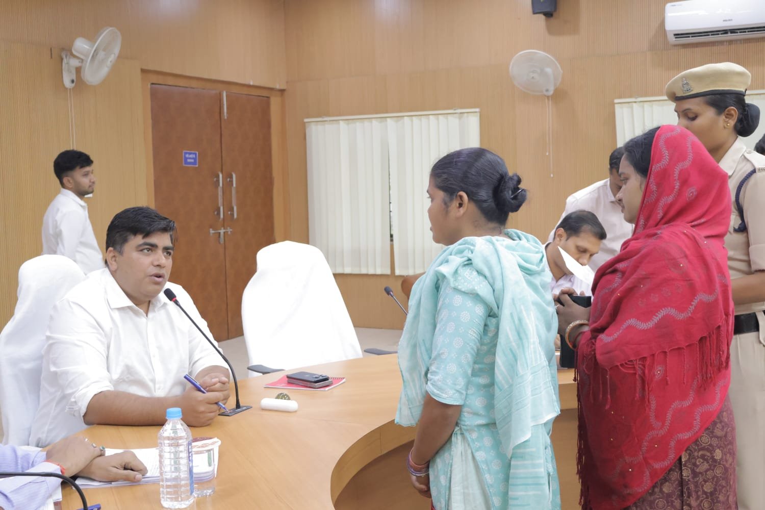 जनदर्शन में कलेक्टर  कुणाल दुदावत ने सुनी आमजन की समस्याएं’ ’अधिकारियों को त्वरित, पारदर्शी एवं गुणवत्तापूर्ण निराकरण के दिए निर्देश’ ’संवेदनशील मामलों में त्वरित पहल, कुदमुरा घटना के प्रभावित परिवार को सहायता सुनिश्चित करने के निर्देश’