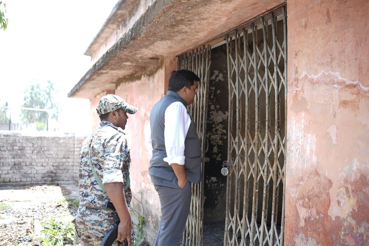 कलेक्टर ने मखनपुर में जर्जर भवन तोड़ने के दिए निर्देश, अपूर्ण निर्माण कार्य पर होगी कार्रवाई