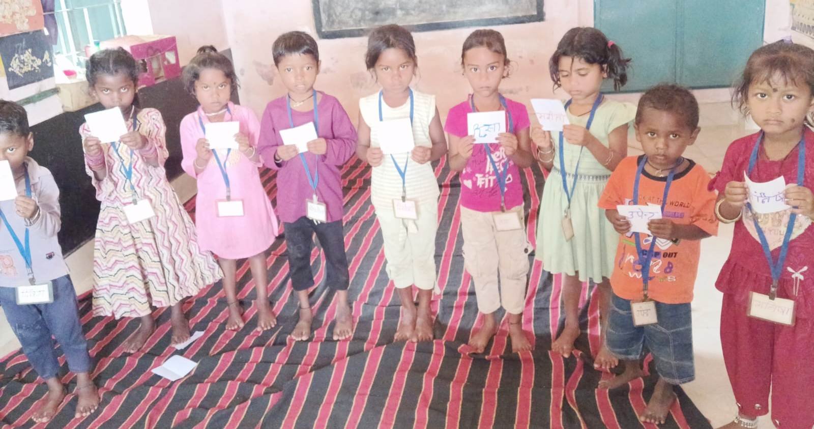 नन्हें हाथों ने खुद गढ़ी अपनी पहचान   आंगनबाड़ी केंद्रों में नेम टैग गतिविधि का आयोजन