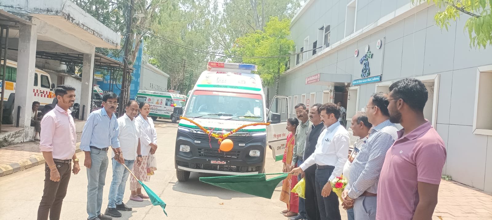 बस्तर जनता को समर्पित की गईं 15 अत्याधुनिक एम्बुलेंस   महापौर श्री संजय पांडे ने हरी झंडी दिखाकर किया रवाना