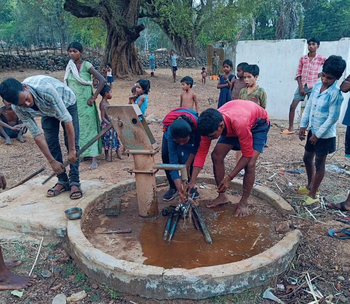 गर्मी में राहत हेतु बस्तर में हैंडपंप संधारण अभियान तेज   महिला तकनीशियन बनी बदलाव की ताकत