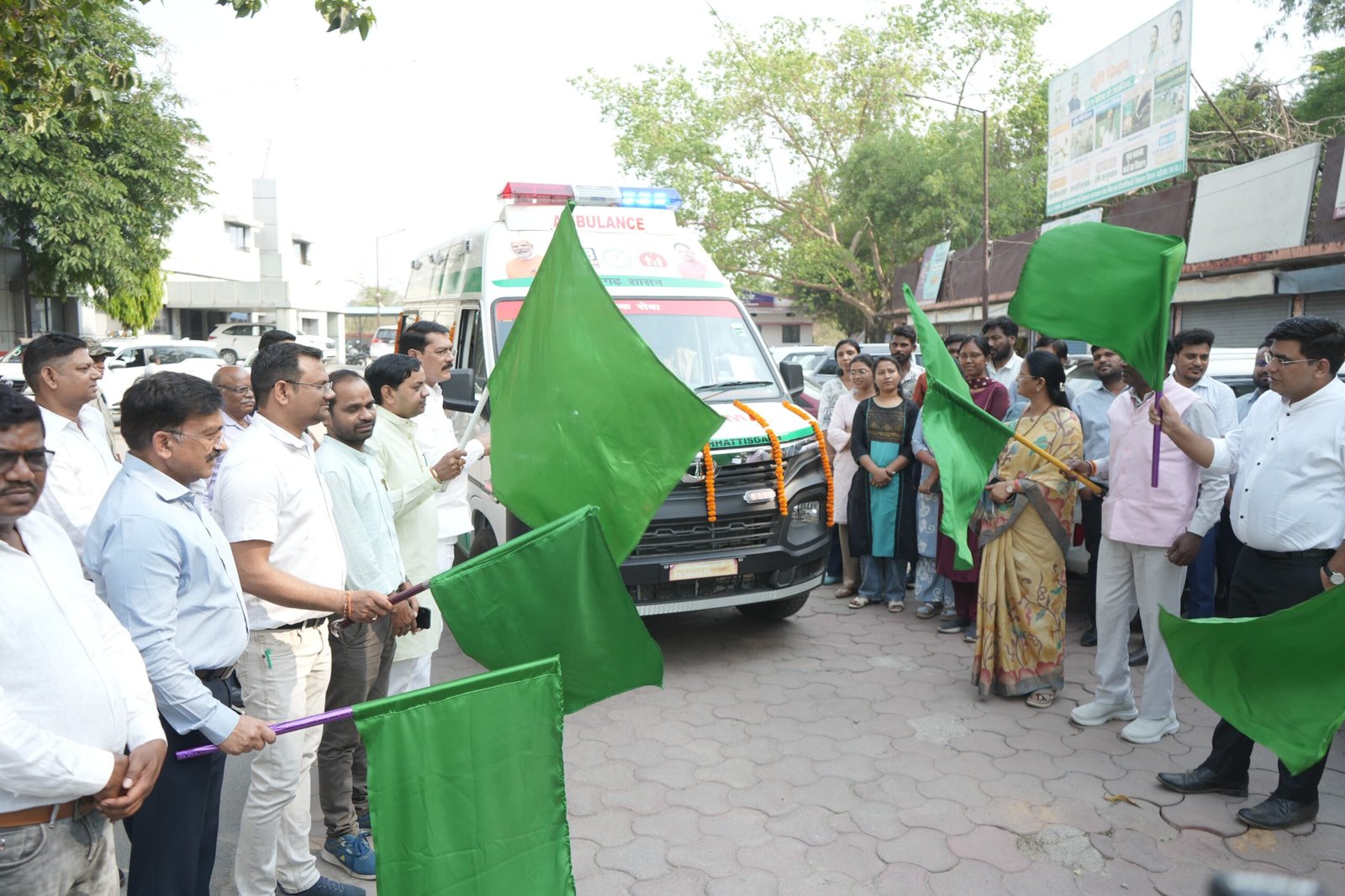 जिले में स्वास्थ्य गत आपात स्थिति में जीवनरक्षक सुविधाओं का हुआ विस्तारः 5 नए  संजीवनी एक्सप्रेस के जुड़ने से आमजन को मिलेगा लाभ विधायक कटघोरा, महापौर व कलेक्टर ने हरी झंडी दिखाकर किया रवाना, आमजनो को दी बधाई संजीवनी एक्सप्रेस से ग्रामीण क्षेत्रों में मिलेगी त्वरित और सशक्त चिकित्सा सहायताः- कलेक्टर