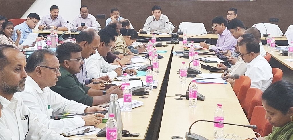 आम जनता से प्राप्त आवेदनों के निराकरण सहित सुशासन तिहार की करें तैयारी-कलेक्टर  आकाश छिकारा   समय-सीमा की बैठक में कलेक्टर ने दिए निर्देश