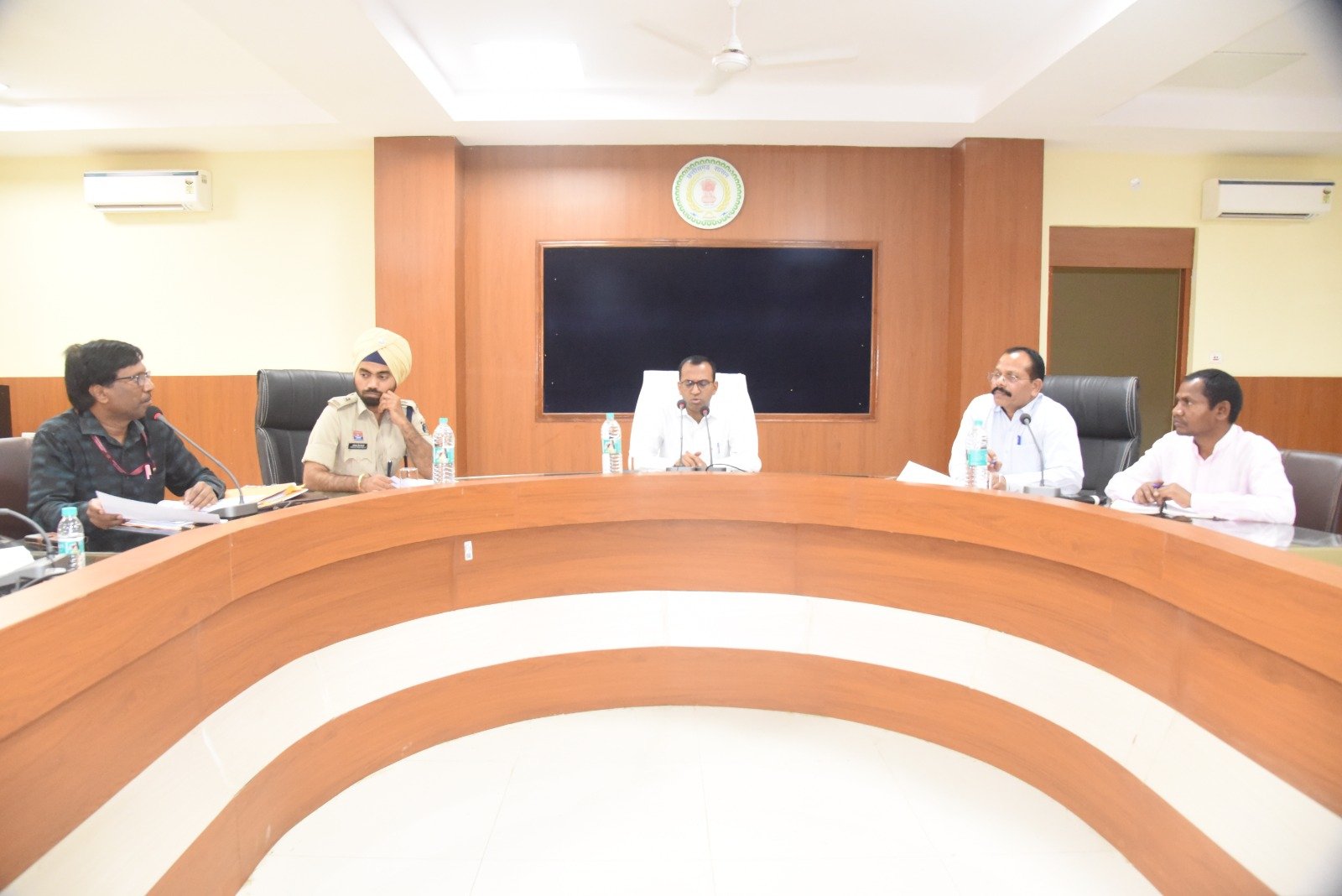 नीट-यूजी 2026 निष्पक्ष और पारदर्शी परीक्षा आयोजन के लिए कलेक्टर ने ली बैठक संवेदनशील मामलों में बरतें पूरी सतर्कता, सुरक्षा  व्यवस्था को लेकर रहे पैनी नजर-कलेक्टर श्री वसंत अम्बिकापुर के 12 केंद्रों में शामिल होंगे 4939 परीक्षार्थी