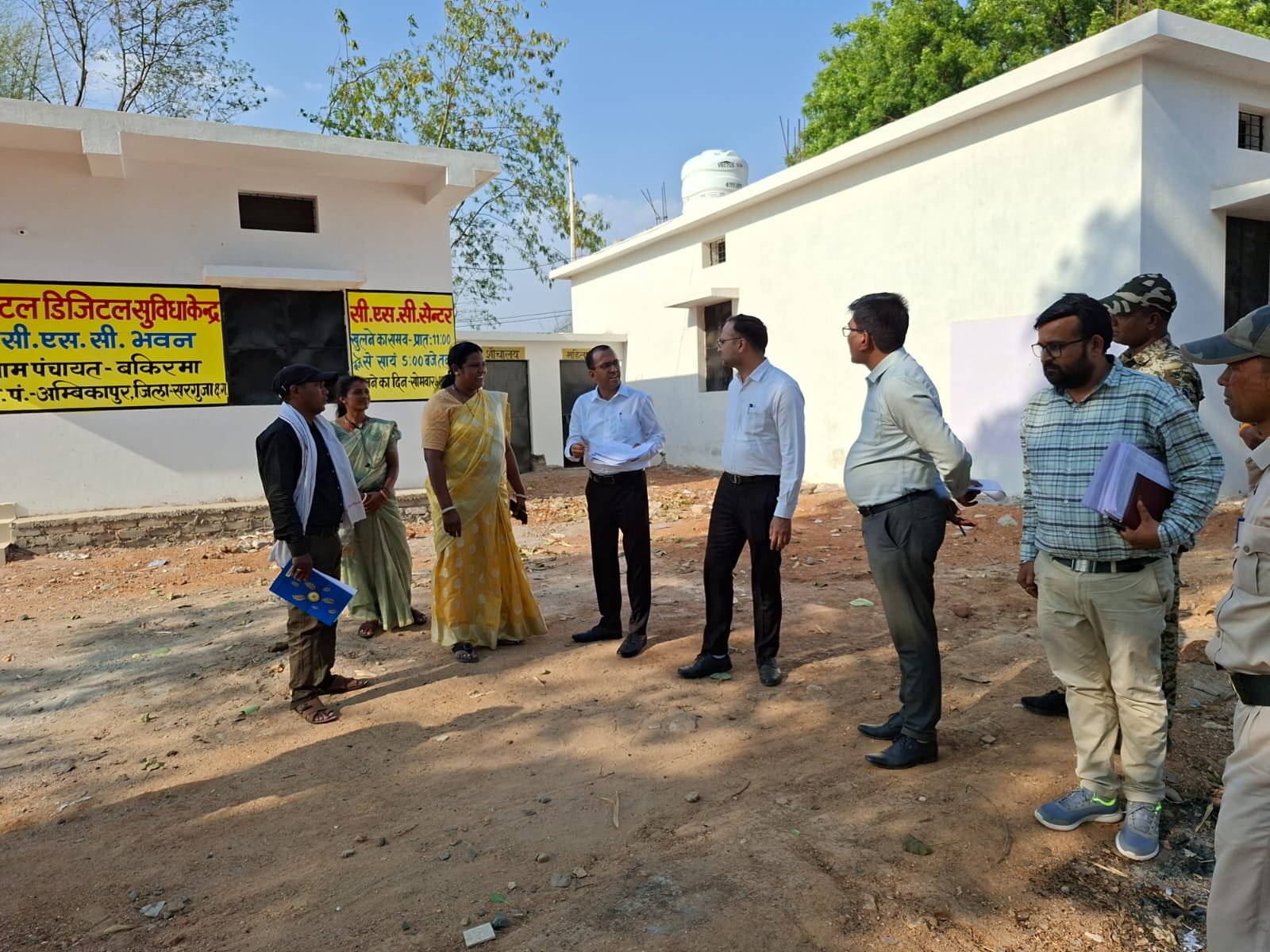कलेक्टर  अजीत वसंत ने विकासखण्ड अम्बिकापुर का किया दौरा आयुष्मान कार्ड निर्माण शिविर का निरीक्षण कर शेष कार्ड जल्द बनाने अधिकारियों को दिए निर्देश सियान गुड़ी का अवलोकन कर वृद्धजनों हेतु समुचित व्यवस्था किए जाने दिए निर्देश सीएमटीसी का निरीक्षण कर देखी व्यवस्था