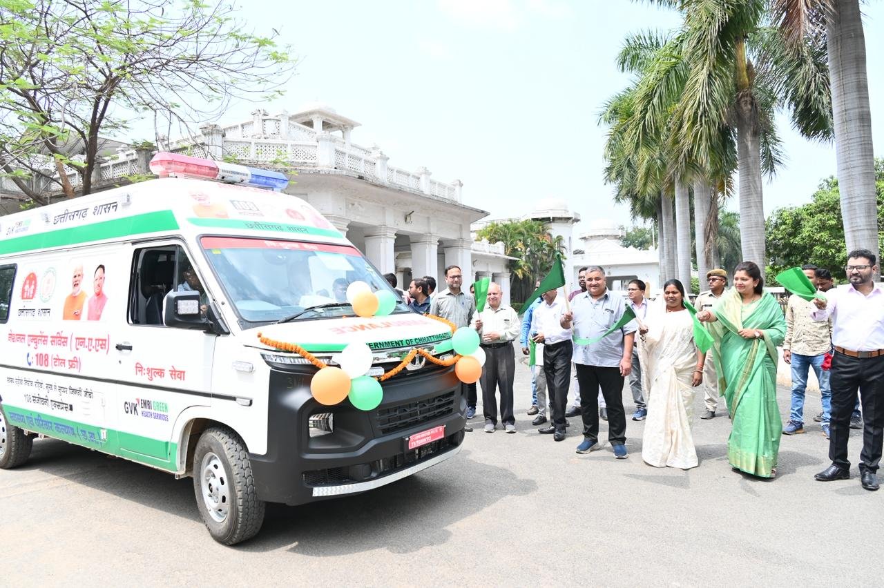 स्वस्थ सरगुजा की ओर ऐतिहासिक कदम कैबिनेट मंत्री राजेश अग्रवाल ने अंबिकापुर में सरगुजा संभाग के स्वास्थ्य ढांचे को नई गति देते हुए 18 नवीन 108 संजीवनी एक्सप्रेस एंबुलेंस को हरी झंडी दिखाकर किया रवाना