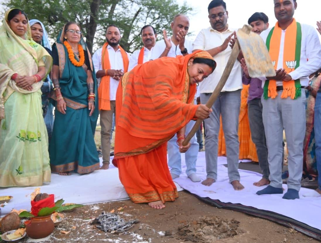 मंत्री लक्ष्मी राजवाड़े ने 3.80 करोड़ रूपए की सड़क निर्माण कार्य का किया शुभारंभ