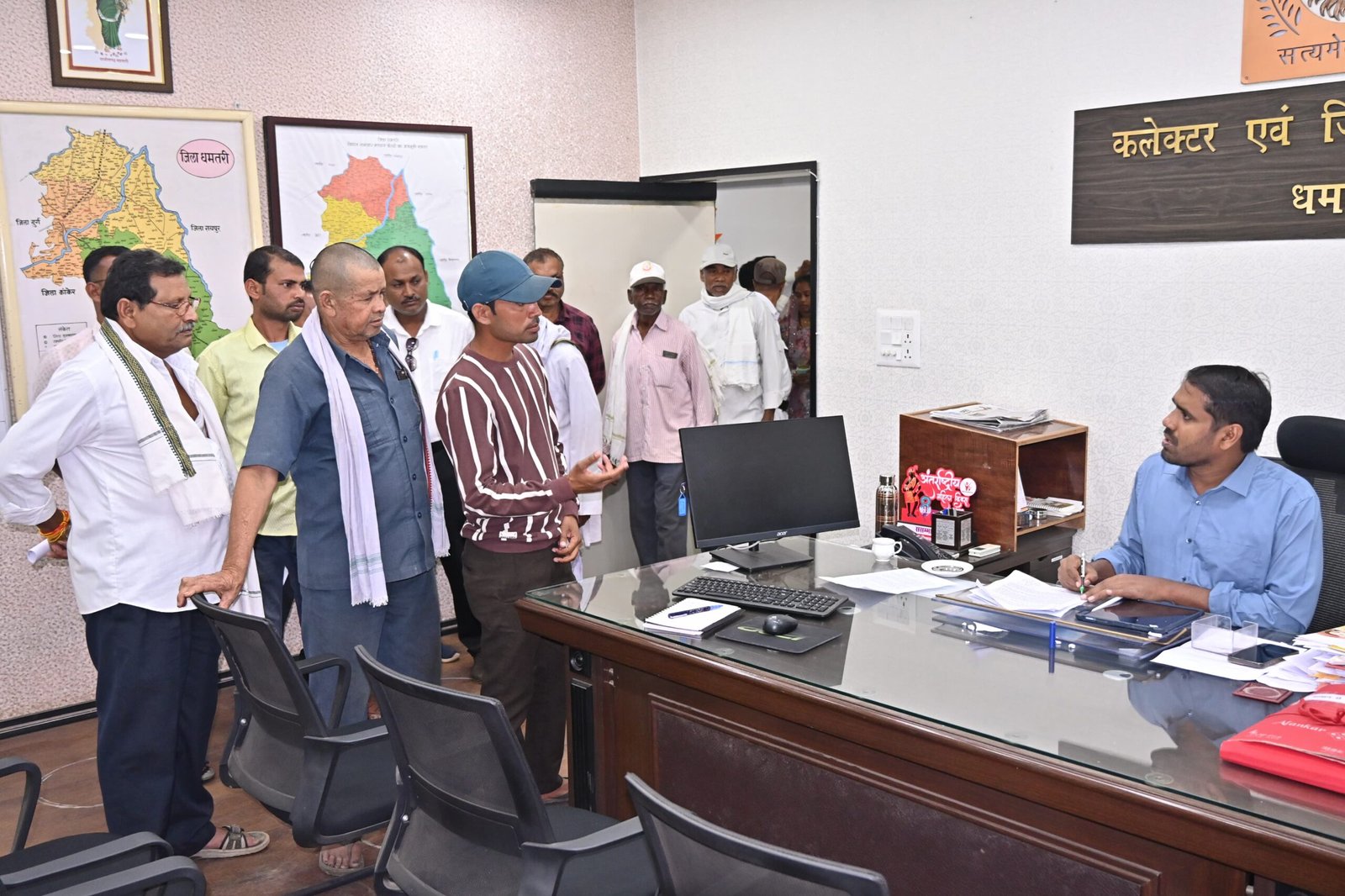 कलेक्टर  मिश्रा ने जनदर्शन में सुनीं लोगों की समस्याएं  अधिकारियों को दिए त्वरित निराकरण के निर्देश